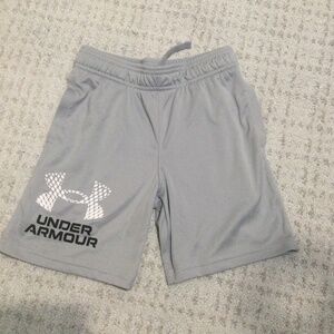Under Armour UA Boys Basketball Shorts Gray Pockets Loose Fit Youth Small (YS)